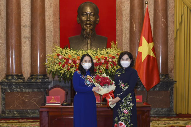 Giu vung hinh anh can bo nu nganh Ngan hang 2