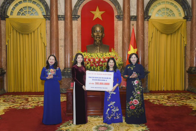 Giu vung hinh anh can bo nu nganh Ngan hang 3