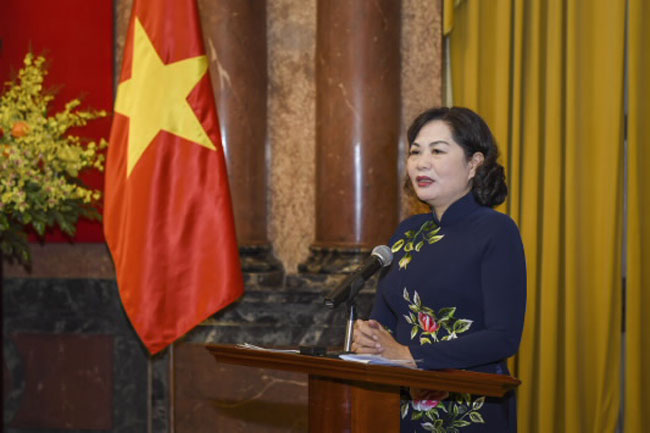 Giu vung hinh anh can bo nu nganh Ngan hang 4