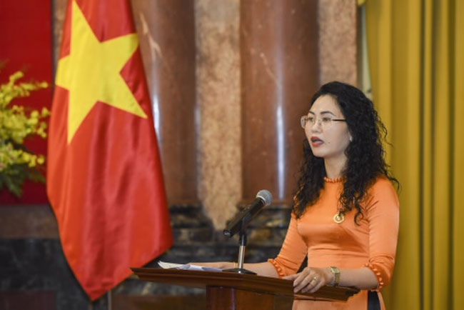 Giu vung hinh anh can bo nu nganh Ngan hang 5