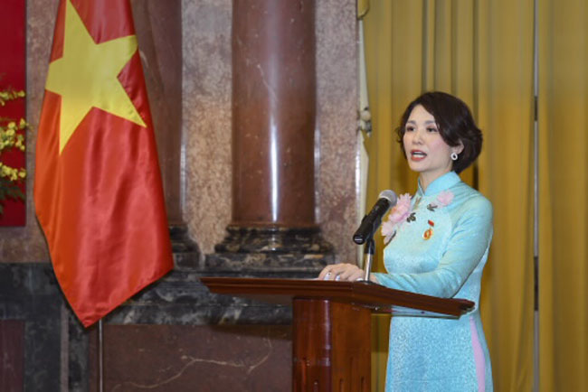 Giu vung hinh anh can bo nu nganh Ngan hang 6