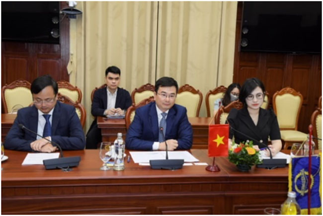 Pho Thong doc Pham Thanh Ha tiep cac Vu truong ADB 2