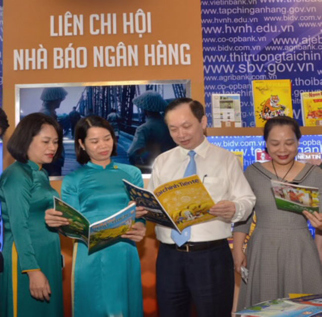 Pho Thong doc Thuong truc NHNN Dao Minh Tu tham gian trien lam 2
