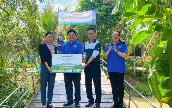 Vietcombank Tân Sài Gòn hỗ trợ 80 triệu đồng để xây “Cầu giao thông nông thôn” tại Đồng Tháp