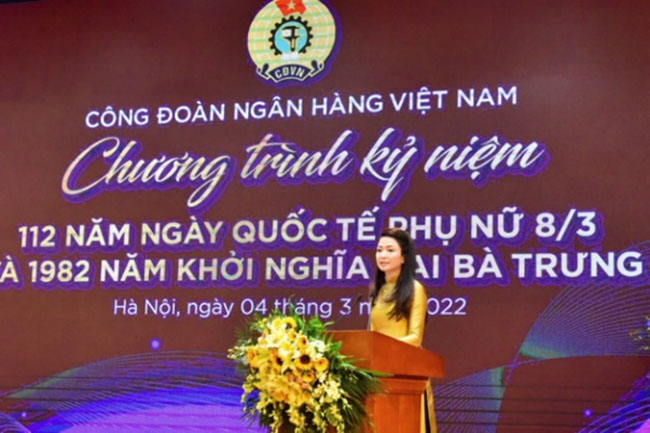Xay dung phat trien vung chac doi ngu can bo nu nganh Ngan hang 3