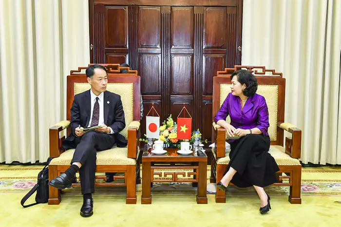 thong doc nguyen thi hong tiep va lam viec voi ong nakajima junichi chu tich co quan dich vu tai chinh nhat ban1