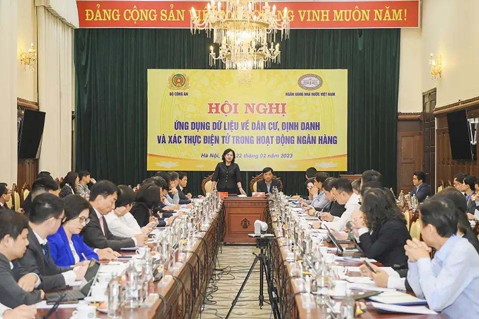 thuc day ung dung du lieu ve dan cu trong hoat dong ngan hang3