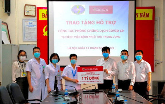 Agribank ủng hộ 1 tỷ đồng cho Bệnh viện bệnh nhiệt đới Trung ương phòng chống Covid-19