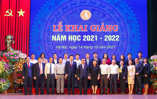 Agribank trao tặng 1,3 tỷ đồng cho quỹ học bổng và đầu tư phát triển cơ sở vật chất Học viện Ngân hàng
