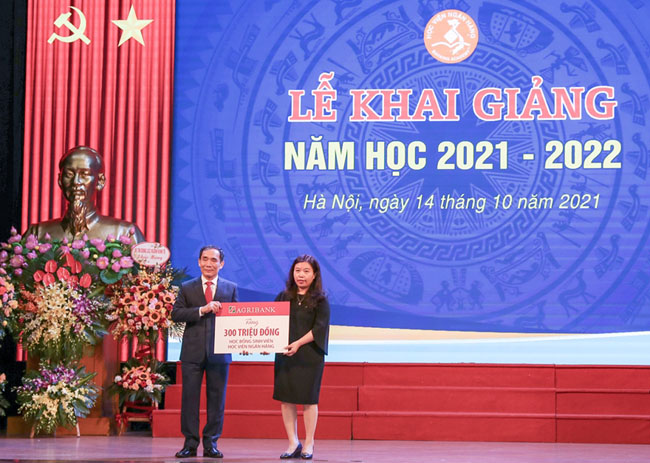 Agribank trao tang cho quy hoc bong 2