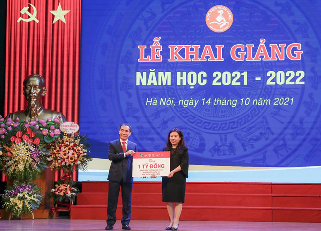 Agribank trao tang cho quy hoc bong 3