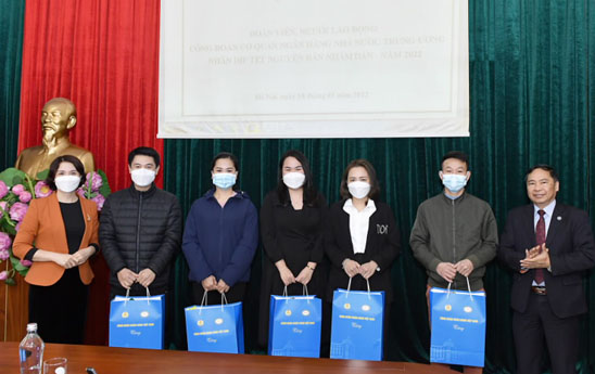 Công đoàn Ngân hàng Việt Nam tặng quà cho đoàn viên và người lao động nhân dịp Tết Nguyên đán