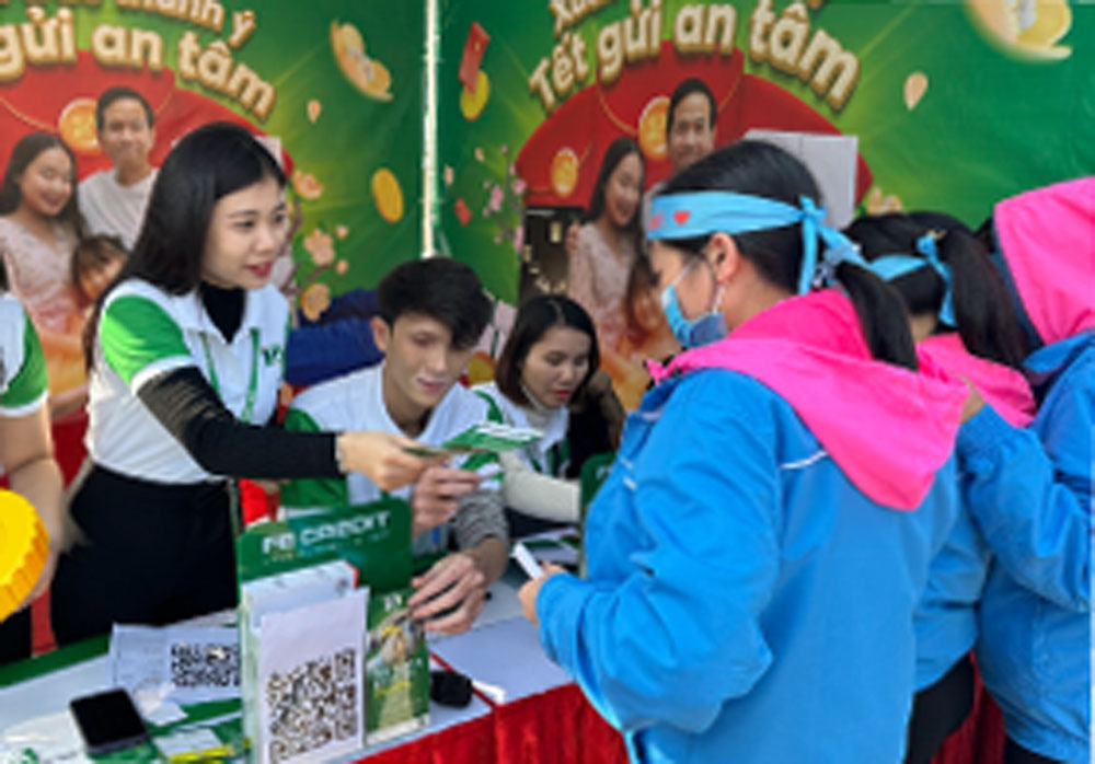 FE CREDIT mo gian hang tai phien cho cong doan 1