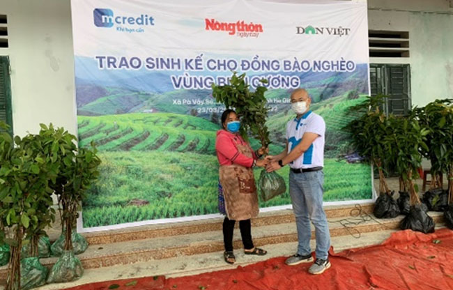 Mcredit trao tang hon 10000 cay giong 2