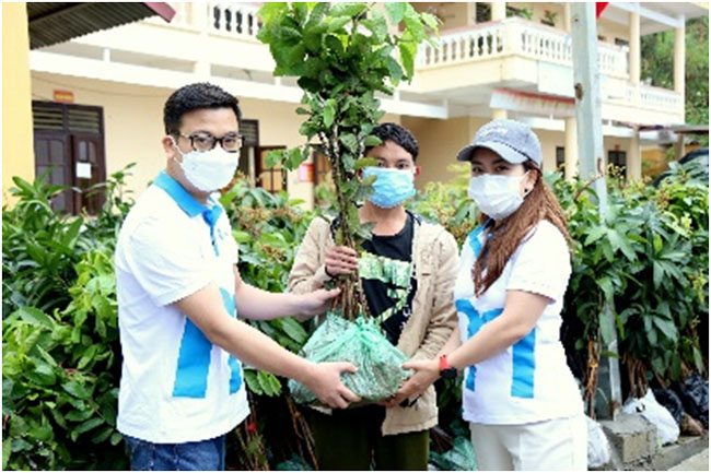 Mcredit trao tang hon 10000 cay giong 4