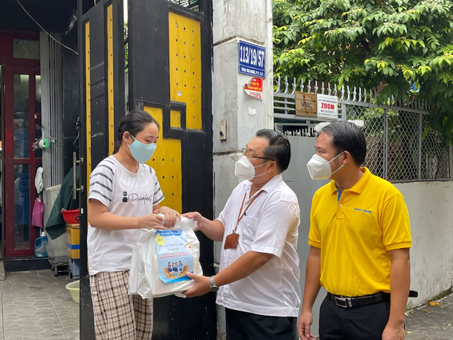 NamABank tang qua Trung thu cho tre em vung dich 2