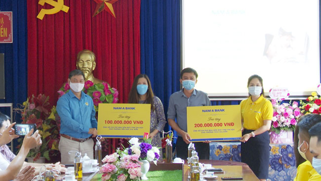 NamABank tang qua Trung thu cho tre em vung dich 3