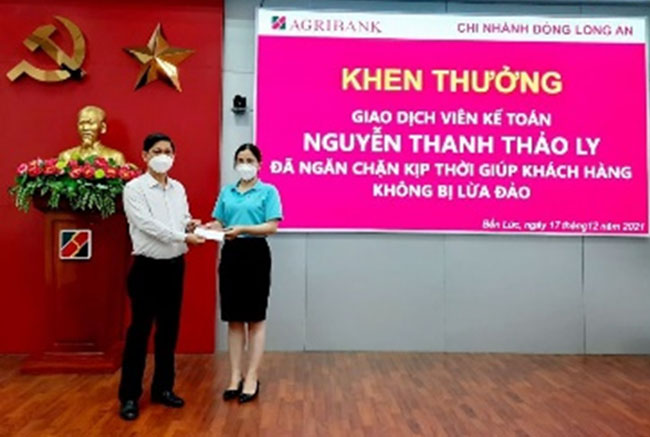 Nu can bo Agribank tan tam voi khach hang 2