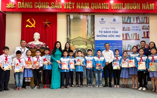 Shinhan Finance trao tặng “Tủ sách của những ước mơ” cho Thư viện tỉnh An Giang