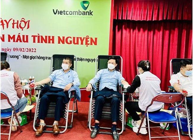 So Giao dich Vietcombank to chuc ngay hoi hien mau tinh nguyen 2