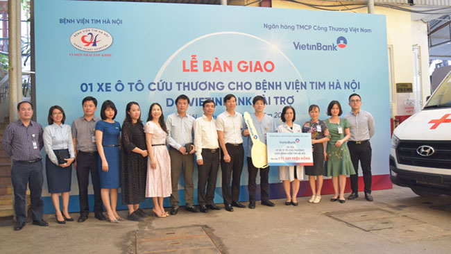 VietinBank trao tang 1 xe o to cuu thuong cho Benh vien Tim Ha Noi 2