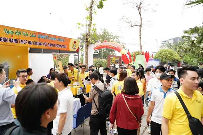 pvcombank thu hut hang nghin sinh vien tai su kien ngay hoi viec lam uneti 20231