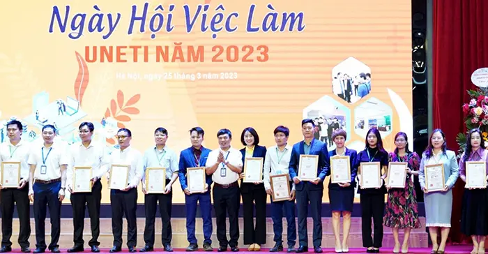 pvcombank thu hut hang nghin sinh vien tai su kien ngay hoi viec lam uneti 20233