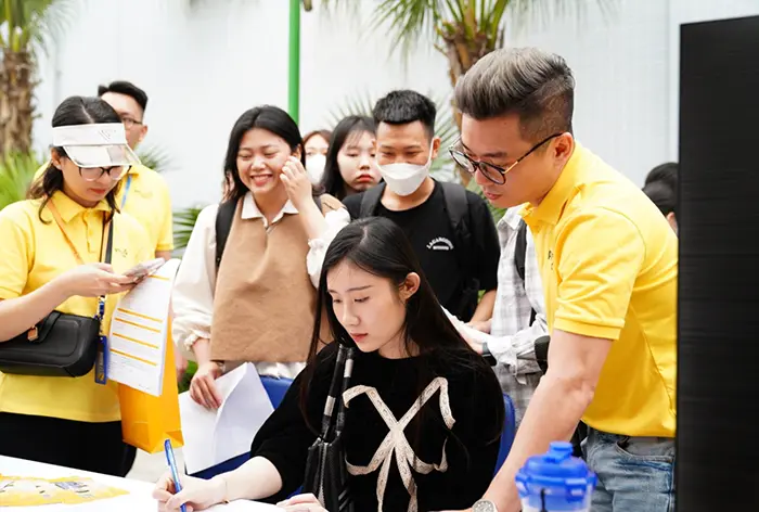 pvcombank thu hut hang nghin sinh vien tai su kien ngay hoi viec lam uneti 20234