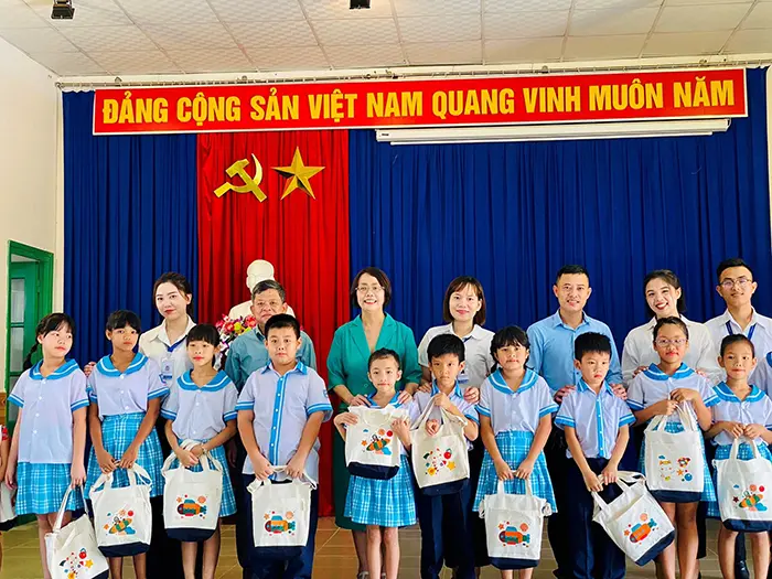 Đại diện Shinhan Finance Đại diện Làng SOS Nha Trang chụp hình lưu niệm cùng các em nhỏ